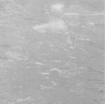 ΕΠΙΠΛΟ ΕΙΣΟΔΟΥ STRUMMY ΜΕ ΜΕΤΑΛΛΙΚΗ ΒΑΣΗ KAI ΕΠΙΦΑΝΕΙΑ ΜΕΛΑΜΙΝΗΣ ΜΕ ΟΨΗ ΛΕΥΚΟΥ ΜΑΡΜΑΡΟΥ ΜΕ ΓΚΡΙ ΝΕΡΑ - Image 3